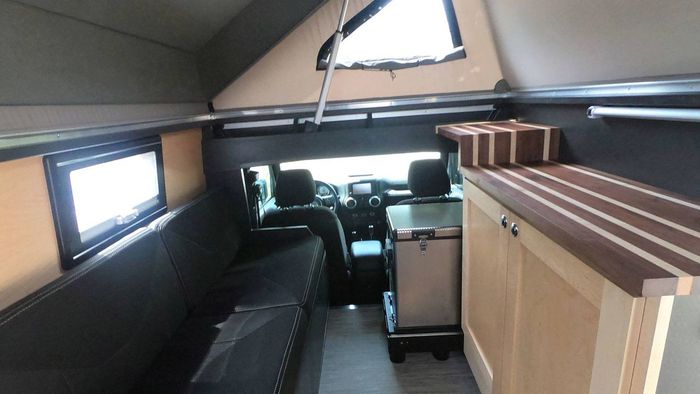 Bagian interior Jeep Wrangler jadi mobil kamping