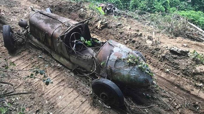 Mobil klasik yang tertimbun tanah