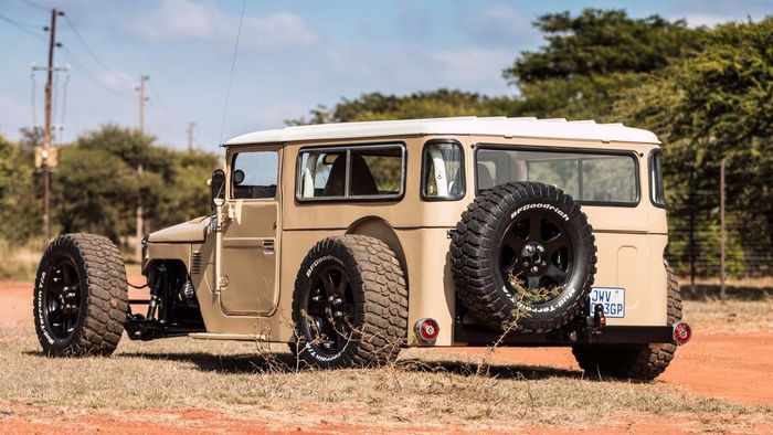 Tampilan belakang Toyota Land Cruiser FJ40 ala hot rod