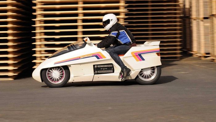 The Krauser Domani tampak samping