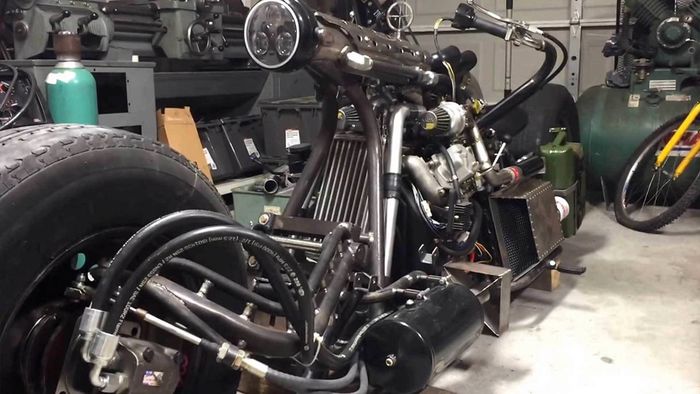 Motor ini menggunakan kaki-kaki dari Toyota Camry