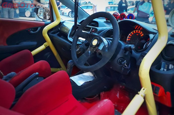 Honda Jazz milik pentolan Insomnia Auto Family punya interior yang racing abis