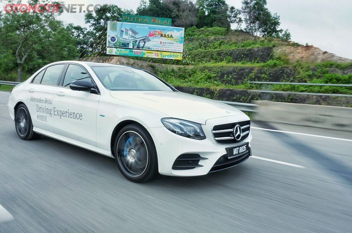 Mercedes-Benz E 350 e melaju tenang