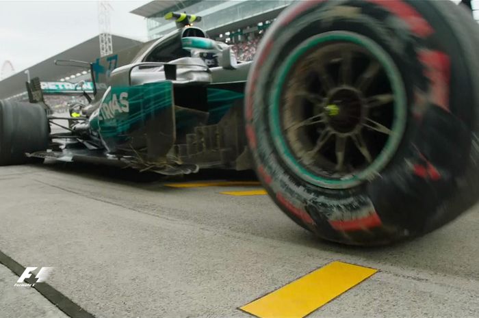 Kondisi bagian kanan mobil Valtteri Bottas yang mengalami kecelakaan dalam sesi latihan bebas.