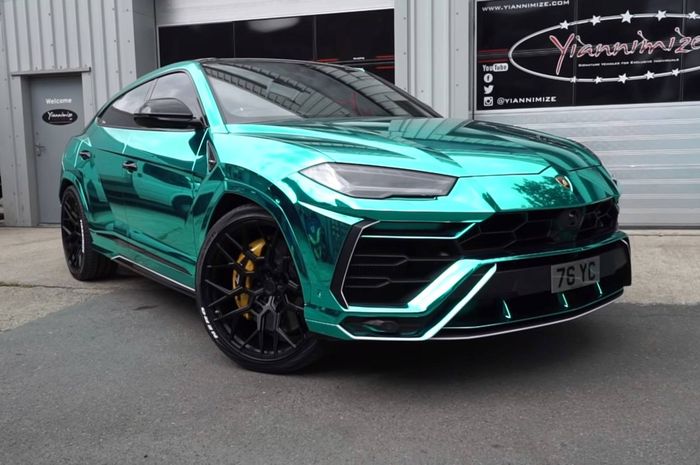 Lamborghini Urus pakai body wrapping warna hijau 