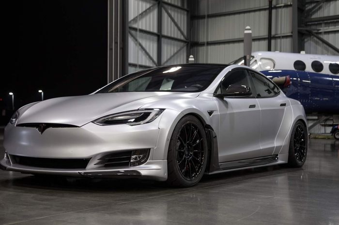 Modifikasi Tesla Model S P100D