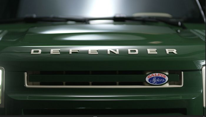 Modifikasi Land Rover Defender 90 P400 First Edition mendapat cat Jaguar Green