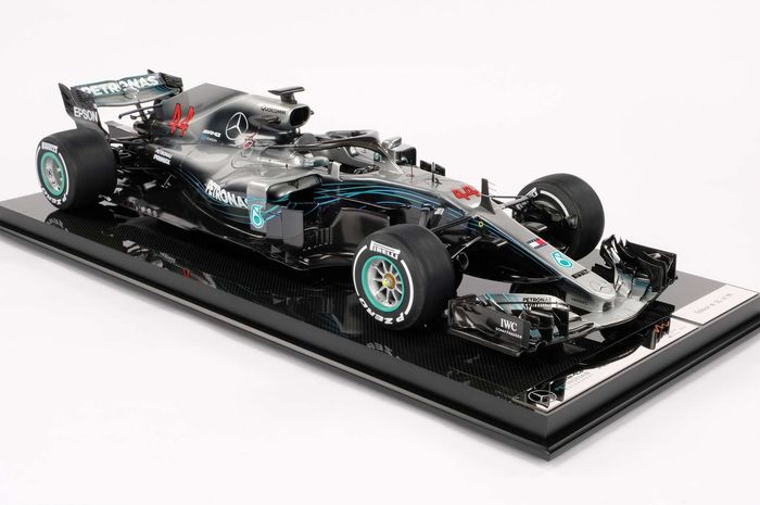 Model replika mobil Mercedes W09 skala 1:8 dengan livery juara dunia F1 2018 Lewis Hamilton