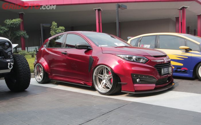 Diberi custom body kit, wide body, serta carbon splitter