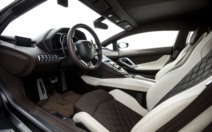 Nuansa cokelat juga dihadirkan pada kabin Lamborghini Aventador