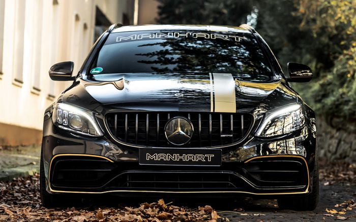 Modifikasi Mercedes-AMG C63 S Estate mendapat sisipan livery stripe emas