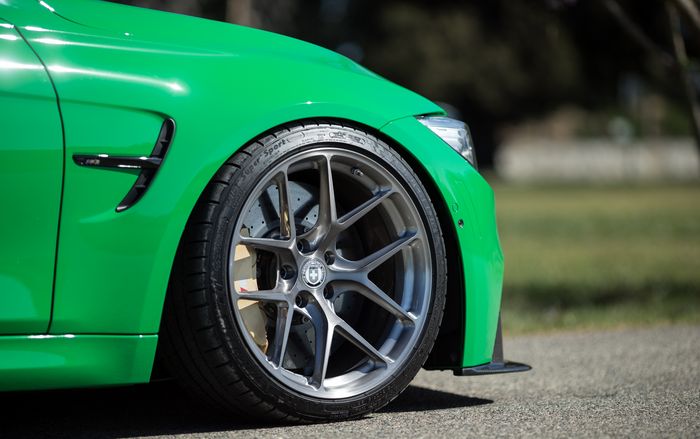 Pelek lansiran HRE R101 ukuran 19 inci di BMW M3 hijau