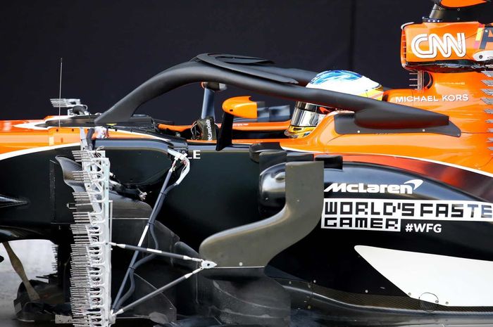 Fernando Alonso saat menguji Halo pada mobil McLaren di Abu Dhabi, setelah balap F1 musim 217 berakhir