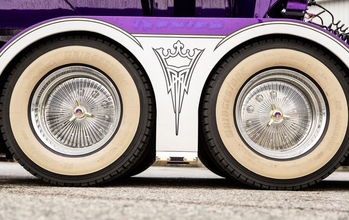 ban dengan dinding dihias list warna putih dan pelek multi jari-jari