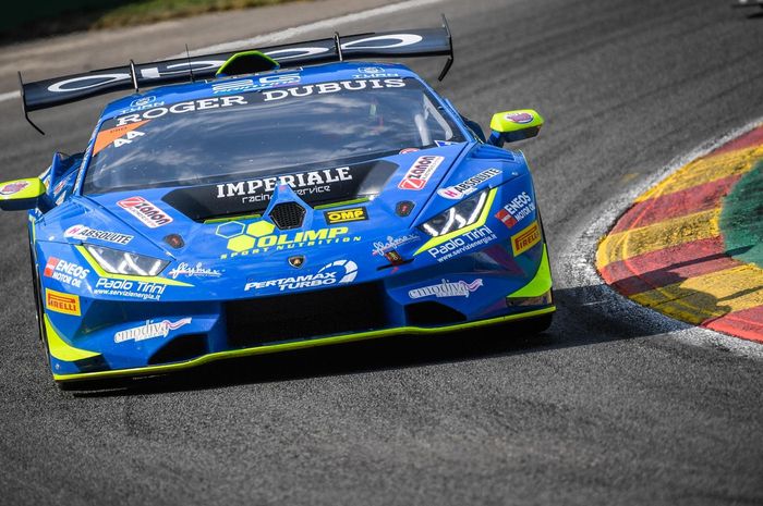 Salah satu peserta Lamborghini Blancpain Super Trofeo beraksi di trek Nurburgring, Jerman