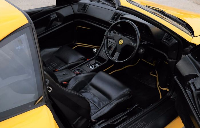 Tampilan kabin rstorasi Ferrari 348 TS kembali segar