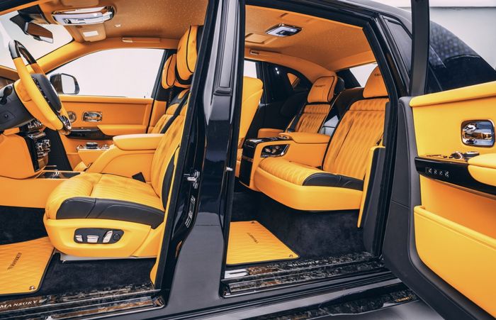 Tampilan kabin modifikasi Rolls-Royce Phantom dengan pelapis oranye cerah
