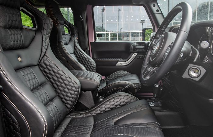 Tampilan kabin modifikasi Jeep Wrangler JK berbodi pink