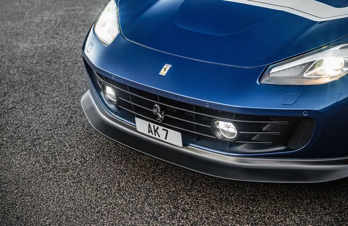 Tampilan depan modifikasi Ferrari GTC4Lusso hasil garapan Kahn Design, Inggris