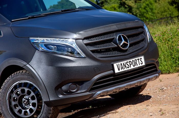 Sebagian bodi modifikasi Mercedes-Benz Vito sudah dilabur cat pelindung khusus