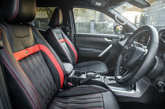 Tampilan kabin modifikasi Mercedes-Benz X-Class garapan Chelsea Truck Company