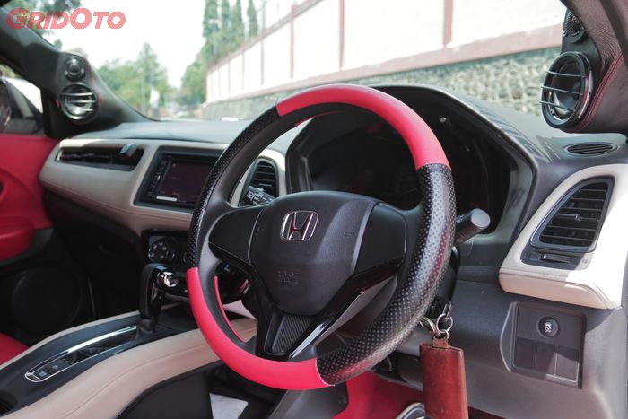 Setir pun kena sentuhan bahan dari MBtech plus upgrade audio kece