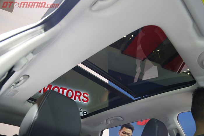 Panoramic sunroof yang ada di Wuling SUV