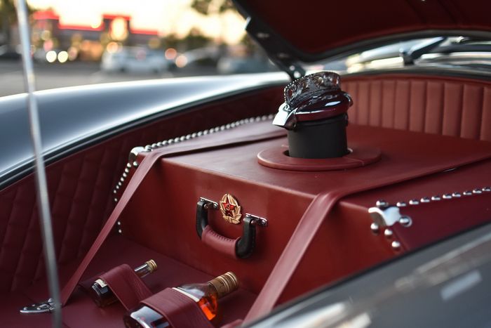 Koper di dalam replika Porsche 356A Speedsters