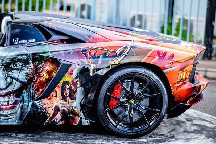 Sisi samping Lamborghini Aventador pakai kelir superhero