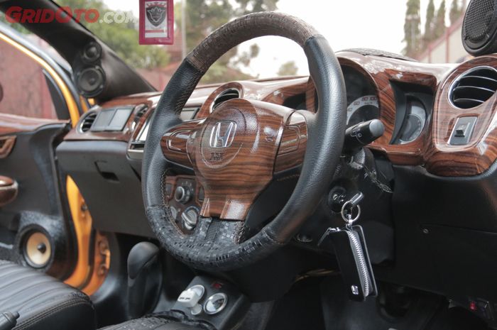 Interior Honda Brio lengkap dengan custom wood panel dan bahan MBtech