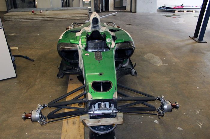 Restorasi mobil balap F1 CT05 tim Caterham