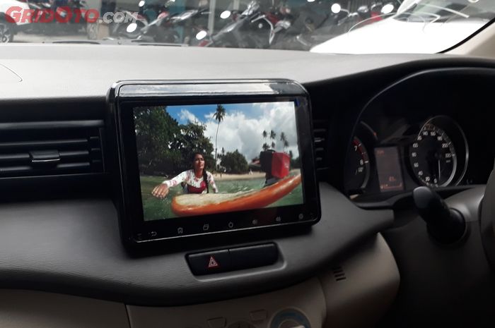 Head unit 9 inci berbasis Android pada Suzuki Ertiga 2018