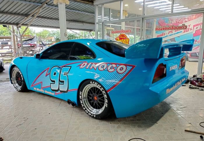 Replika Lightning McQueen dan Dinoco berbasis Toyota Celica garapan PS Modify, Thailand