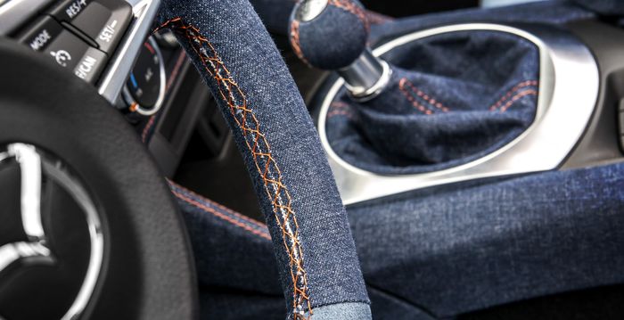 Jahitan warna oranye di beberapa panel