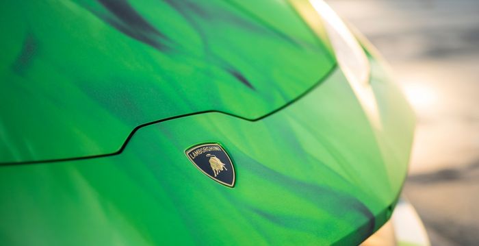 Detail api pada bodi Lamborghini Huracan