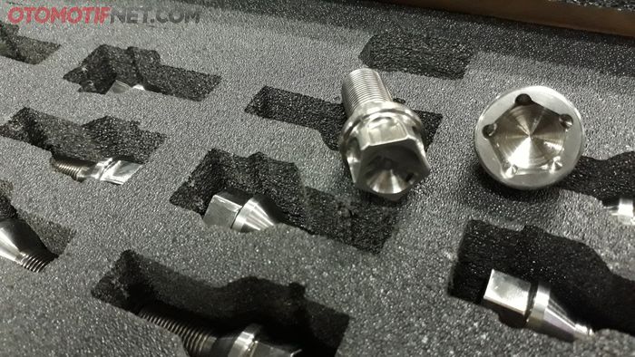 Set baut titanium Tikore