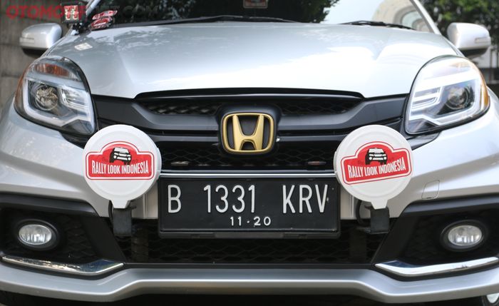 Sepasang foglamp Hella dan LED kecil di sisi kanan