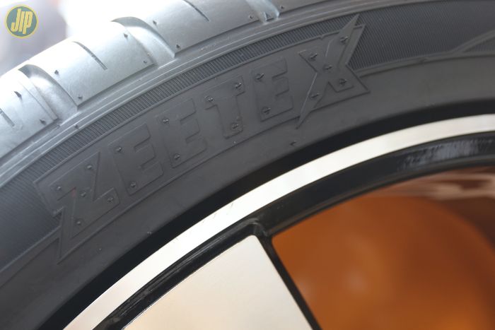 Ban Zeetex 305/35 R24 membalut pelek HSR