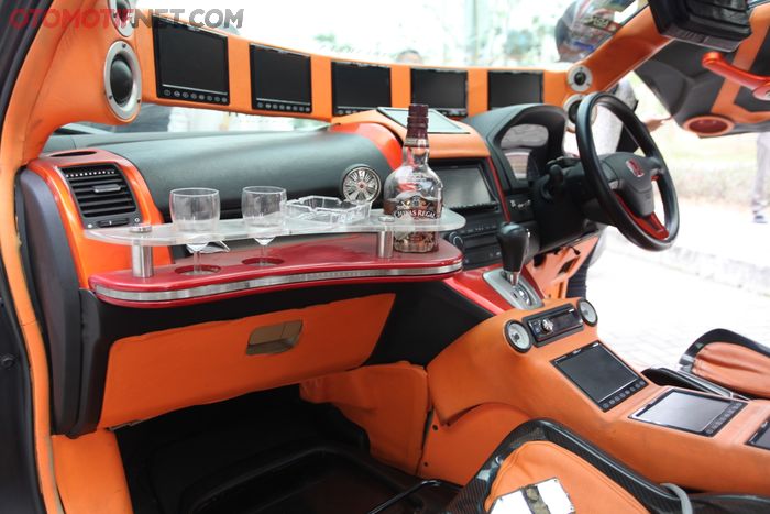 Interior Honda CR-V berkonsep ekstrem dilapis kulit sintetis Murano
