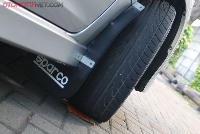 Mudflap Sparco memperkuat kesan rally