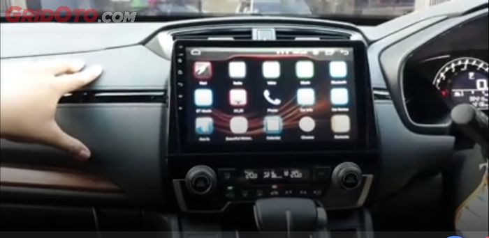 tampilan head unit Android dilihat dari kabin barik kedua