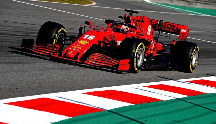 Charles Leclerc dapat tugas lebih awal menggeber mobil Ferrari SF1000 pada hari pertama tes pramusim F1 2020 di Barcelona