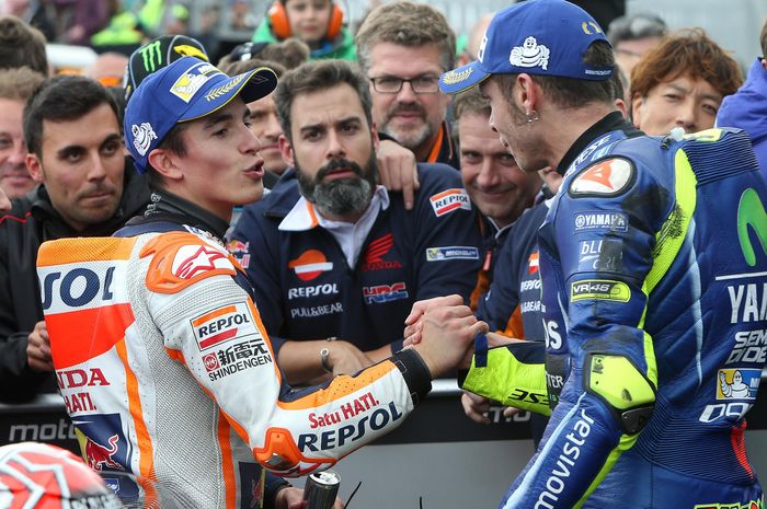 Marc Marquez dan Valentino Rossi berjabat tangan di MotoGP Australia 2017 beberapa waktu lalu