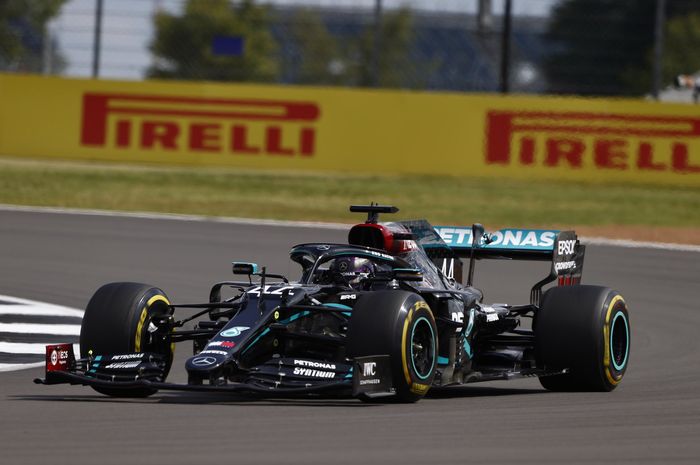 Lewis Hamilton beruntung bisa finish, sementara Max Verstappen ungguli Charles Leclerc di balapan F1 Inggris 2020