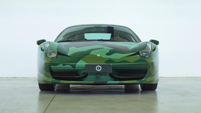 Tampilan depan Ferrari 458 pakai kelir kamuflase