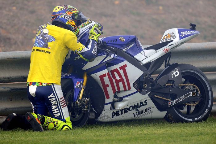 Valentino Rossi merayakan kemenangan di MotoGP Malaysia 2010 dengan mencium motornya