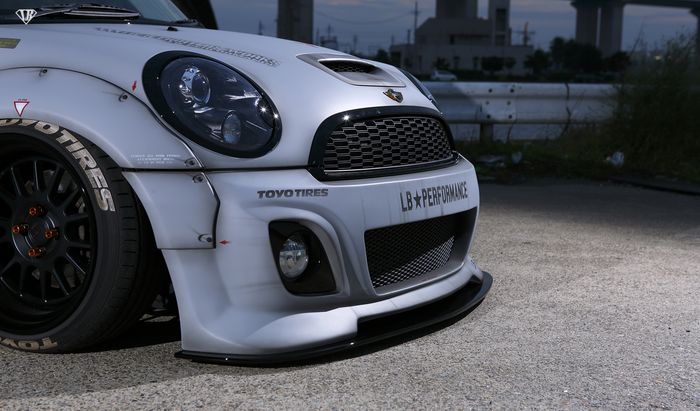 bumper baru dengan lips spoiler serta desain gril baru plus Headlamp Camden headlight