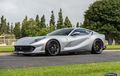 Ferrari 812 Superfast Stylish, Berbaju Abu-abu dan Pasang Pelek Cantik