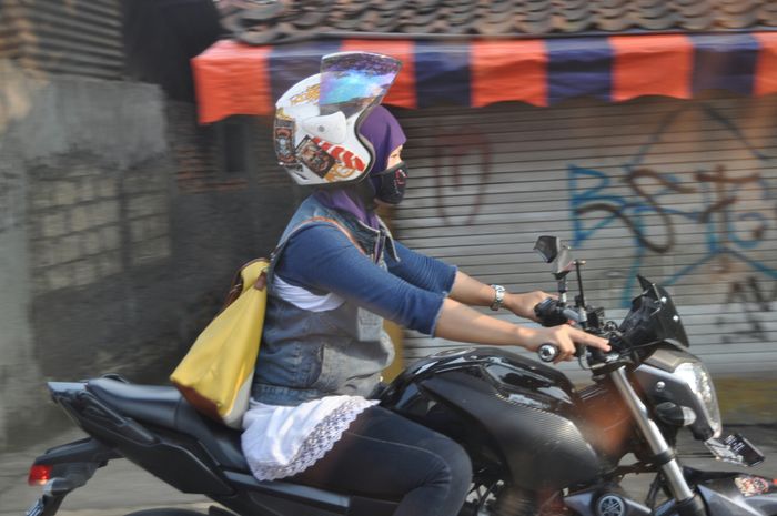 Kriteria Helm Yang Nyaman Dipakai Wanita Berhijab Gridoto Com
