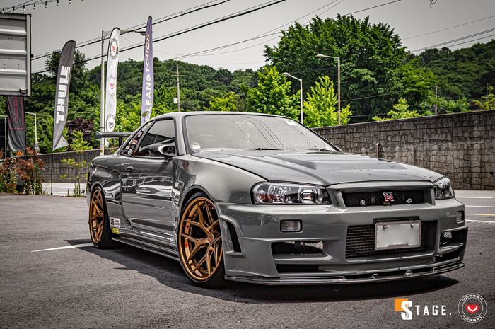 Modifikasi Nissan GT-R R34 pakai body kit custom